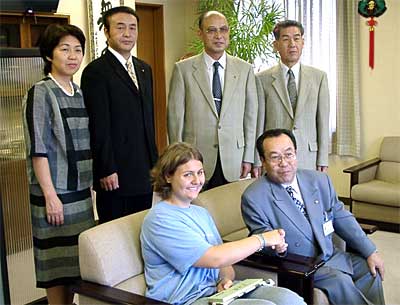 燕市長と握手する燕ロータリークラブが受け入れた交換留学生ヒューグラさん